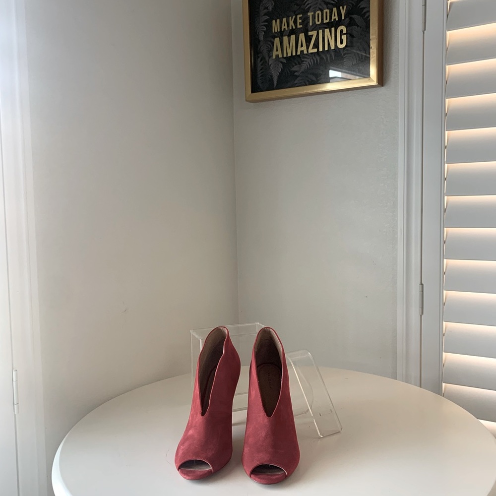 Like new Ankle boot shoe in good condition with mild wear size 9 1/2